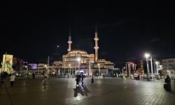 Gece camilerden dualar yükseldi...