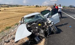 Otomobiller kafa kafaya çarpıştı, 2 ölü!..
