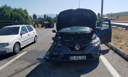 Sivas'ta traktöre otomobil çarptı