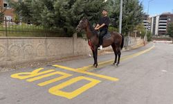 Modern süvari! Direksiyon sınavına atıyla geldi