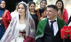 17 yıl sonra düğünlerini eğlenerek yaptılar...