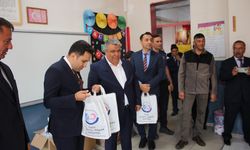 Yıldızeli'nde yaşlılardan öğrencilere kırtasiye desteği