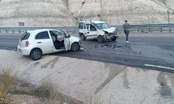 Sivas'ta arabalar kafa kafaya çarpıştı