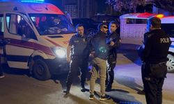 Kavgayı ayırmaya çalışan babasını bıçakladılar!