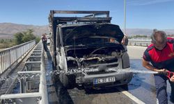 Sivas karayolunda kamyon alev alev yandı