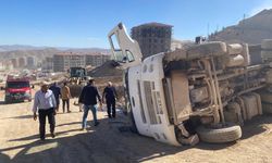 Kamyon Kontrolden Çıktı, Sürücü Yaralandı