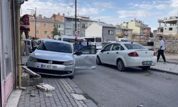 Sivas'ta Polisten Kaçan Araç, Apartmana Çarpınca Deprem Sanıldı