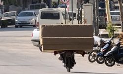 Motosiklete Yüklediği O Koltuk Hayatının Şokunu Yaşattı!