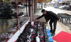 Bin Çift Ayakkabıyı Bedava Dağıttı! Tek Bir Şart Koştu!