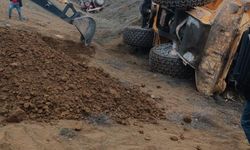 Uçuruma Yuvarlanan Traktörü Kurtarmaya Giden Kepçe de Devrildi