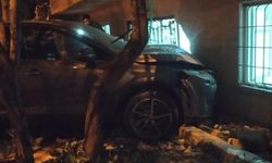 Saniyeler içinde her yer savaş alanına döndü, araç eve çarparak durdu!