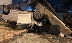 Takla atan otomobil siteyi yıktı, 1 yaralı