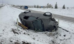 Otomobil yan yattı: 4 kişi yaralandı