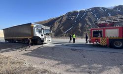 Sivas-Erzincan Yolunda Tır Alevlere Teslim Oldu