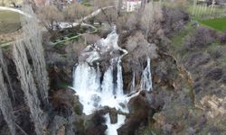 Sivas'ta Bahar Yağışları Doğayı Coşturdu, Şelale Taştı