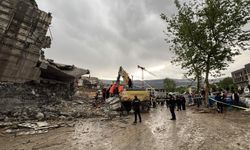 Yıkım Sırasında Operatör Enkaz Altında Kaldı!