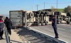Sivas Taşlıdere'de Devrilen Tır Ulaşımı Kilitledi