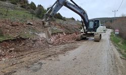 Sivas'ta Köy yolu virajları genişletiliyor