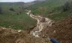 Sivas'ta Dağdan İnen Kar Suları Yolu Kapattı!