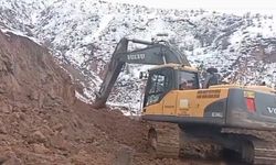 Heyelan nedeniyle kapanan İmranlı yoluna ekiplerden hızlı müdahale