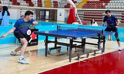 Sivas'ta masa tenisinde kozlar paylaşıldı
