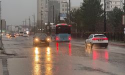 Sivas’ta Aniden Bastırdı! Gök Gürültülü Sağanak Caddeleri Göle Çevirdi
