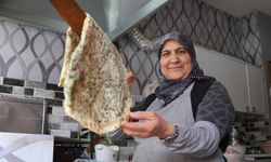 Sivaslı Anne Yıllardır Gözleme Satarak 10 Çocuğunu Büyüttü