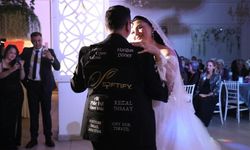 Düğün Masrafını 4'te 1 Düşüren Çılgın Proje! Damatlığını Reklam Panosuna Çevirdi!
