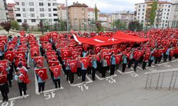 Sivas’ta 900 Öğrenci Türk Bayrağıyla Tek Yürek Oldu