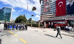 CHP Genel Merkezi Önünde Su Şişeleri Havada Uçuştu!