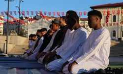 Sivas’ta Bayram Namazında Dünya Buluştu!