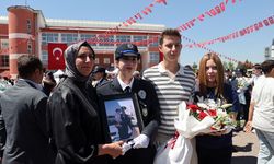 Şehit polis memuru Cemil Okur'un kızı mezuniyet heyecanı yaşadı