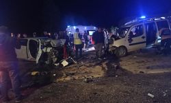 Sivas'ta iki araç kafa kafaya çarpıştı: 4'ü ağır 8 yaralı