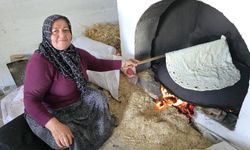 Mahalleli Kadınlar Bir Araya Gelip Yufka Ekmek İçin Sacları Kurdu!