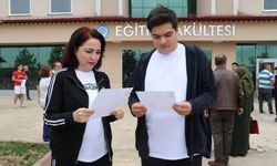 Sivas'ta anne ve oğul YKS sınavına yan yana sınıflarda girdi