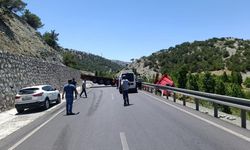Çekicinin kazası yolu tıkadı!