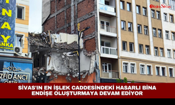 Sivas'ın en işlek caddesindeki hasarlı bina endişe oluşturmaya devam ediyor