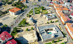 Sivas’ta Trafik ! Neden Her Kapıda İki Araç Var ?