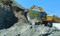 Suşehri'nde heyelan sonrası çöken yol yeniden ulaşıma hazır hale getirildi