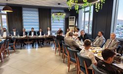 Yıldızelililer güreş için lokantada buluştu