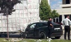 Sivas'ta tırın dorsesi ayrıldı, araba hurda oldu