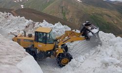 Sivas'ta temmuz ortasında kar mesaisi! 3 metrelik kar kütleleri!