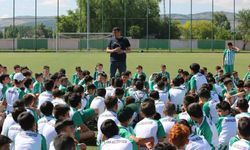 Sivas'ta yaz spor okullarında çocuklara futbol dersi