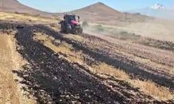 Tarlada çıkan yangını yol makinesi durdurdu