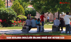 Sıcak Havalarda Emeklilerin Dinlenme Durağı Kent Meydanı Oldu