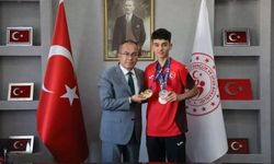 Sivas'ı gururlandıran İnce'yi Müdür Ertem ödüllendirdi