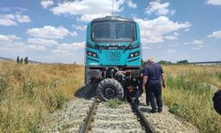 SONDAKİKA: Sivas’ta yük treni traktöre çarptı
