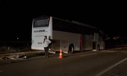 Sivas’ta yolcu otobüsü otomobil ile çarpıştı!