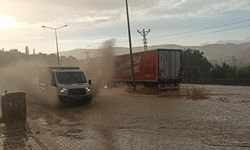 Sivas'ta aniden bastıran yağmur yolları göle çevirdi