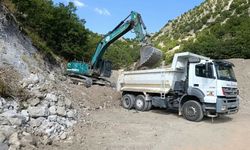 Koyulhisar’da yağışlar nedeniyle kapanan yol ulaşıma açıldı